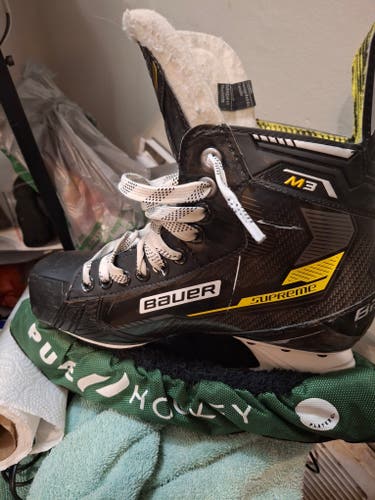 2024 Bauer Supreme M3 Hockey Skates Regular Width Size 6 (Used)