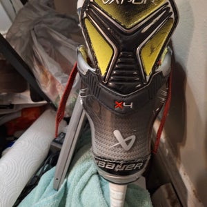 2024 Bauer Vapor 4 Hockey Skates Regular Width Size 3.5 (Used)