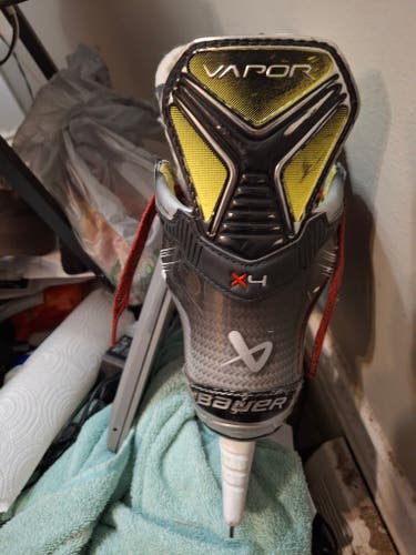 2024 Bauer Vapor 4 Hockey Skates Regular Width Size 3.5 (Used)