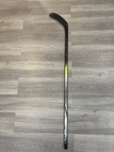 Intermediate Bauer Vapor Hyperlite Right Handed Hockey Stick P90TM  (Used)