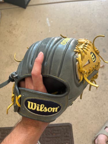 Wilson RH Infield A2000 Baseball Glove 11.25" (Used)