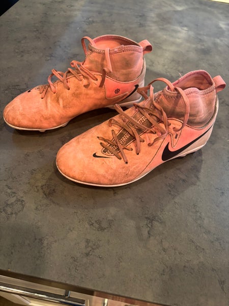 PRICE REDUCED Size 5 (Junior / Youth ) Nike Soccer Cleats (Used)