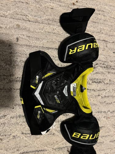 Youth Medium Bauer Supreme Ultrasonic Shoulder Pads (Used)