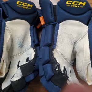 CCM D30 Gloves 14" Pro Stock (Used)