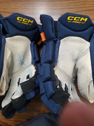 CCM D30 Gloves 14" Pro Stock (Used)