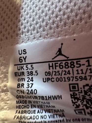 White Kid's 6Y (Big Kids / Youth) Air Jordan Low Top Molded Cleats (New)