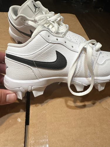 White Kid's 6Y (Big Kids / Youth) Air Jordan Low Top Molded Cleats (New)