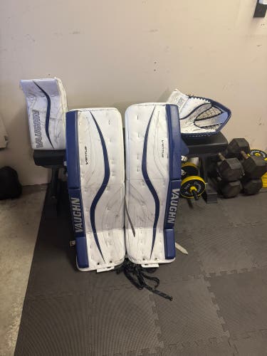 Vaughn Ventus LT98 Pro Spec Goalie Pad Set – Senior (Blue/White)