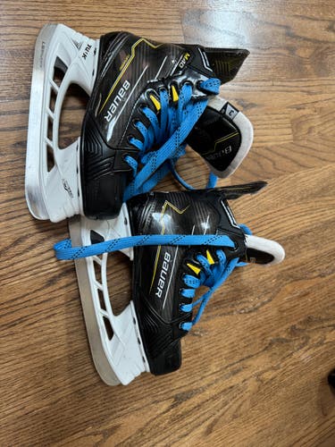 LIKE NEW Bauer Supreme M40 Hockey Skates Regular Width Size 3 (Used)