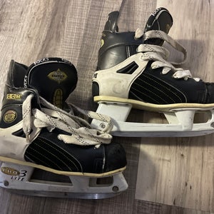 CCM Super Tacks 652 Hockey Skates Regular Width Size 5 (Used)