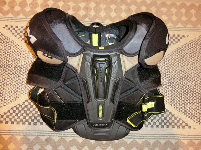 Small Senior CCM AS580 Shoulder Pads (Used)