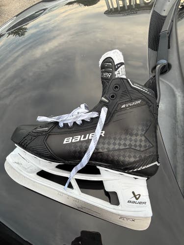 Used Once 2025 Bauer Supreme Shadow Hockey Skates Regular Width 8.5 (Used)