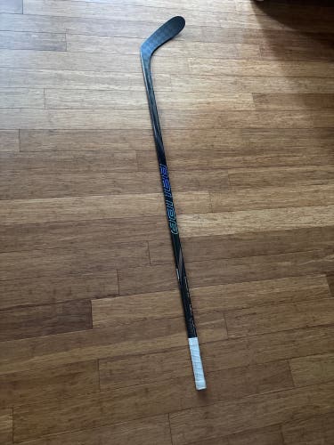 Intermediate Bauer Nexus Tracer Right Handed Hockey Stick P28 (New)