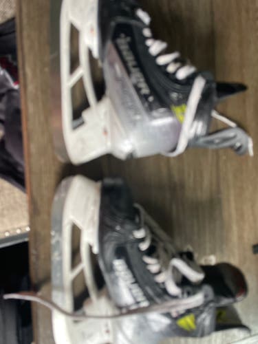 2024 Bauer Vapor Hyperlite 2 Hockey Skates Wide Width   Size 4 (Used)
