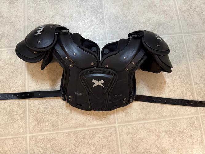 Small Youth Xenith Flyte Shoulder Pads (Used)