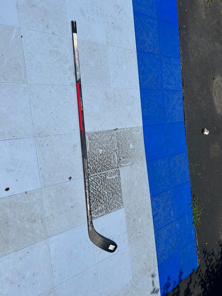 Intermediate Bauer Vapor Hyperlite Right Handed Hockey Stick P88 (Used)