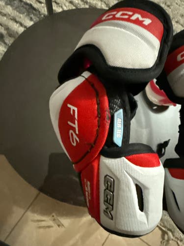 Medium Junior CCM Jetspeed ft6 Elbow Pads (Used)