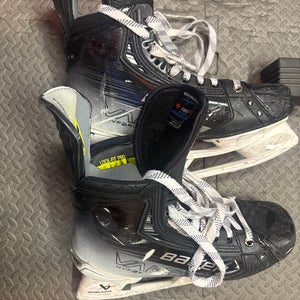 Bauer Vapor Hyperlite 2 Hockey Skates Regular Width  8.5 (Used)
