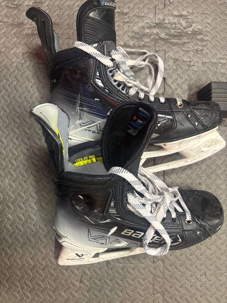 Bauer Vapor Hyperlite 2 Hockey Skates Regular Width  8.5 (Used)