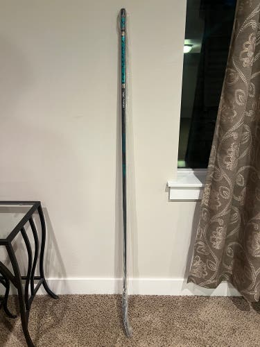 Senior Bauer Twitch Right Handed Hockey Stick P28 (New)