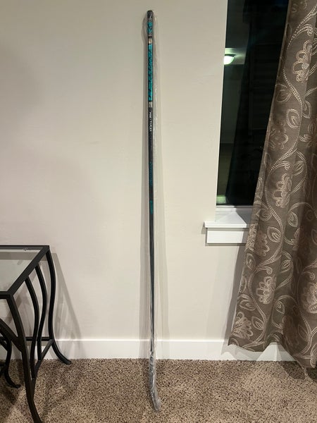 Senior Bauer Twitch Right Handed Hockey Stick P28 (New)
