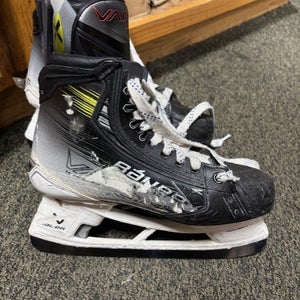 2023 Bauer Vapor Hyperlite 2 Hockey Skates 8 (Used) !!EXTRA SET OF STEEL!!