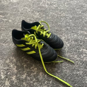 Black Kids 4Y (Big Kids / Youth) Adidas Molded Cleats Cleats (Used)