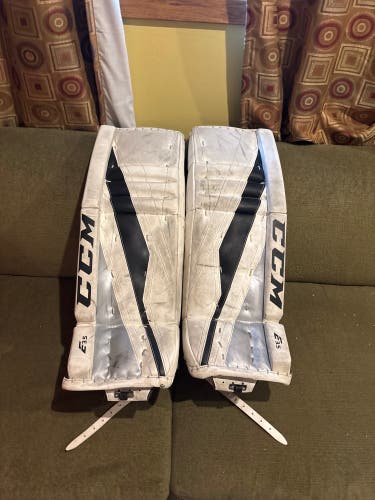 28"  CCM Extreme Flex E3.5 Goalie Leg Pads  (Used)