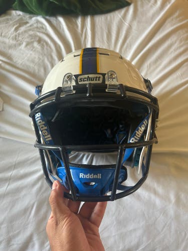 Large Adult Schutt F7 Helmet (Used) With Speed flex Chinstrap