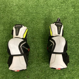 Junior Medium Bauer Vapor Hyperlite Elbow Pads (Used)