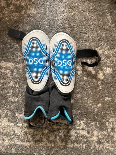 Unisex Small DSG Shin Guards (Used)