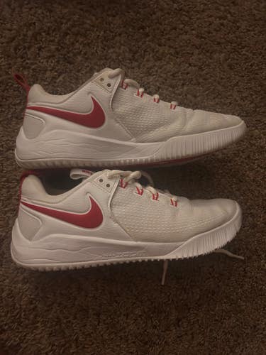 White Women's Size M 7.0 (W 8.0) Adult Nike Shoes (Used)