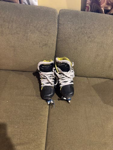 Bauer Supreme 3S Hockey Goalie Skates Regular Width  Size 5 (Used)