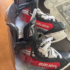 2023 Bauer Vapor Hyperlite 2 Hockey Skates Wide Width  Size 5.5 (Used)