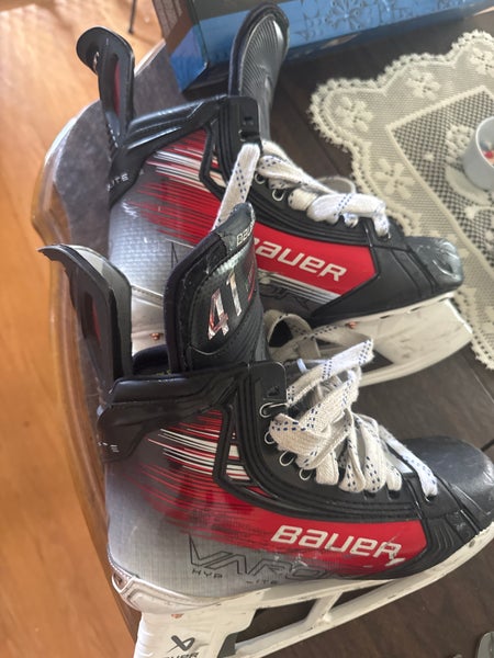2023 Bauer Vapor Hyperlite 2 Hockey Skates Wide Width  Size 5.5 (Used)
