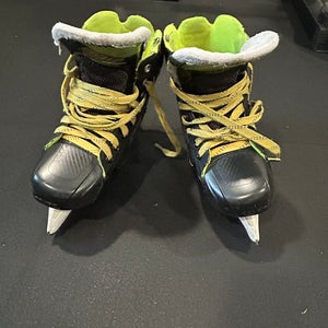 2024 Bauer Hockey Skates Regular Width Size 4 (Used)