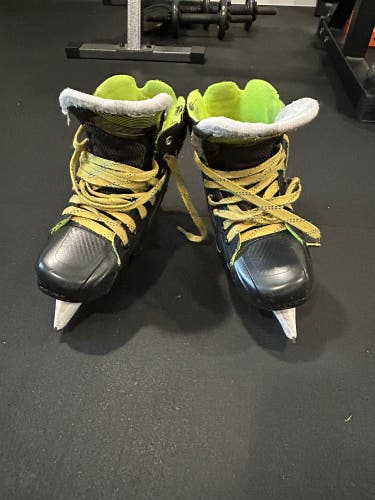 2024 Bauer Hockey Skates Regular Width Size 4 (Used)