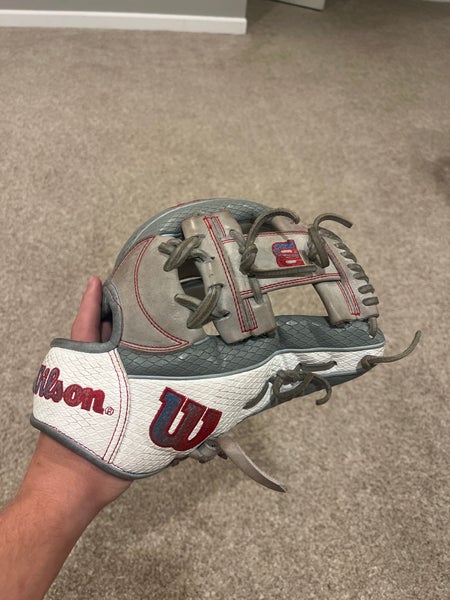 Wilson RH Infield A2000 Baseball Glove 11.75" (Used)
