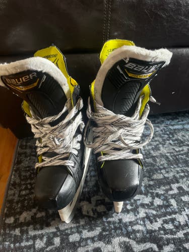 2022 Bauer Supreme M4 Hockey Skates Regular Width  Size 6 (Used)