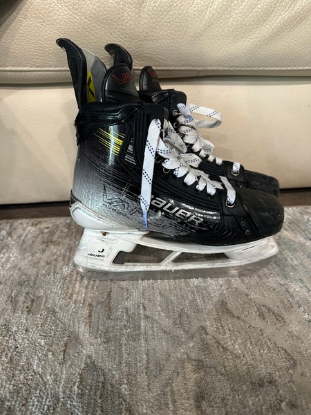 Bauer Vapor Hyperlite 2 Hockey Skates  Size 4.5 (Used)