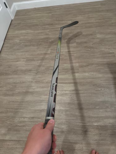 Intermediate Bauer Vapor Hyperlite 2 Right Handed Hockey Stick P92 (Used)