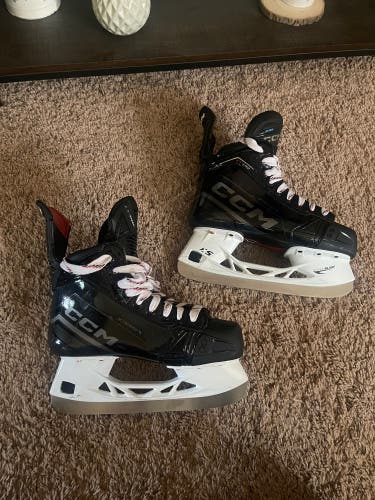 Like New 2024 CCM JetSpeed FT690 Hockey Skates Wide Width Size 4.5 (Used)