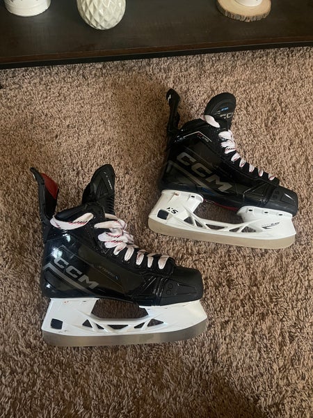 Like New 2024 CCM JetSpeed FT690 Hockey Skates Wide Width  Size 4.5 (Used)