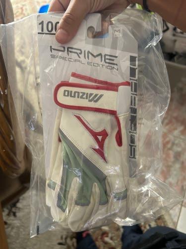 New Mizuno medium softball batting gloves women’s