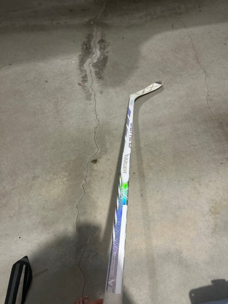 Intermediate Bauer Proto R Right Handed Hockey Stick P28  (New)