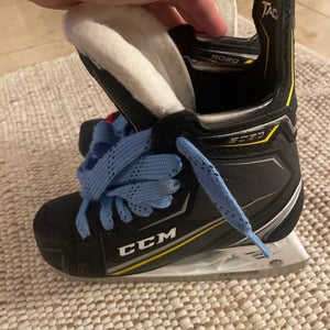 CCM Tacks 9080 Hockey Skates Regular Width Size 2 (Used)