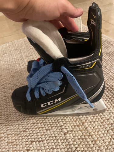 CCM Tacks 9080 Hockey Skates Regular Width Size 2 (Used)