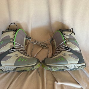 Unisex Size M 10.5 (W 11.5) DC Snowboard Boots (Used)