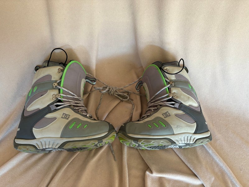 Unisex Size M 10.5 (W 11.5) DC Snowboard Boots (Used)
