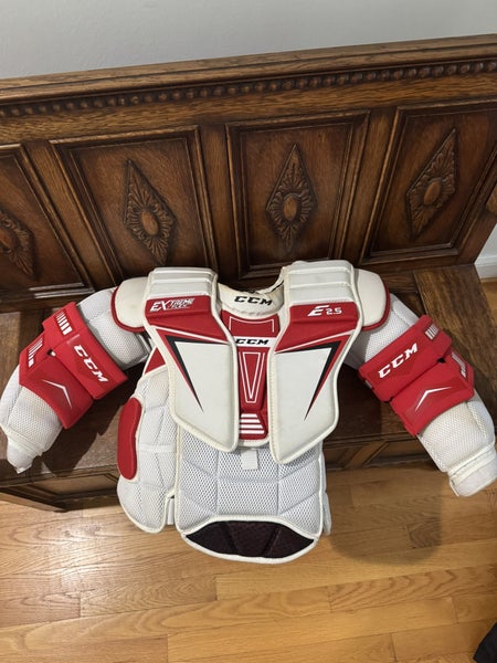 Small / Medium CCM Extreme Flex E2.5 Goalie Chest Protector (Used)
